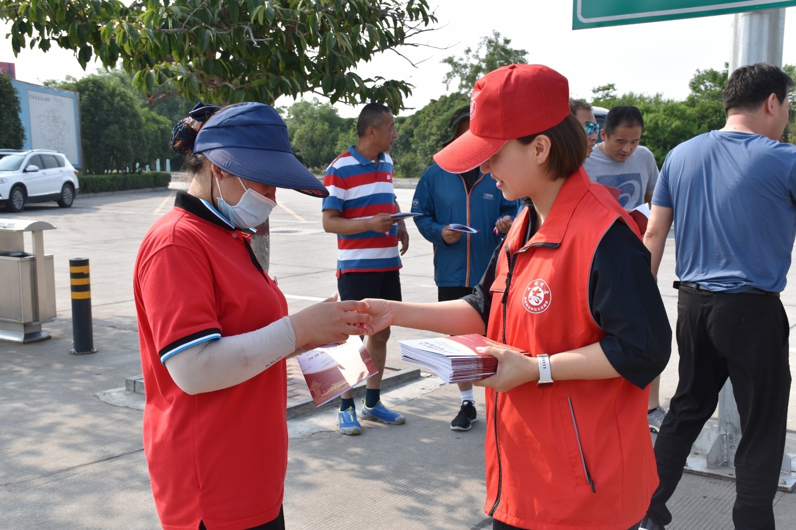 志愿者在当地发放《河南省文明行为促进条例》手册.jpg 志愿者在当地发放《河南省文明行为促进条例》手册.jpg