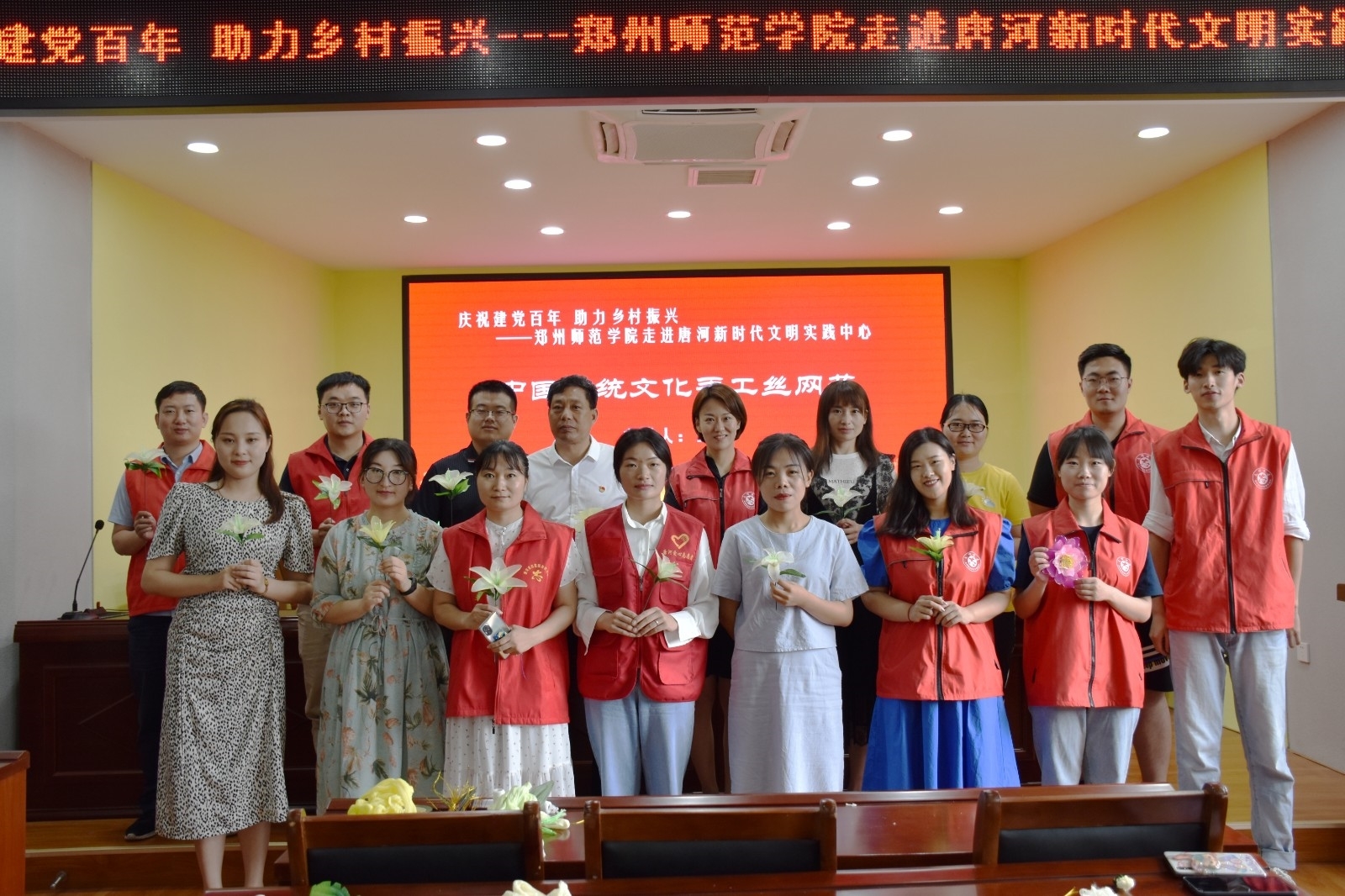 教工志愿者走进唐河县新时代文明实践中心开展手工丝网花培训.jpg 教工志愿者走进唐河县新时代文明实践中心开展手工丝网花培训.jpg