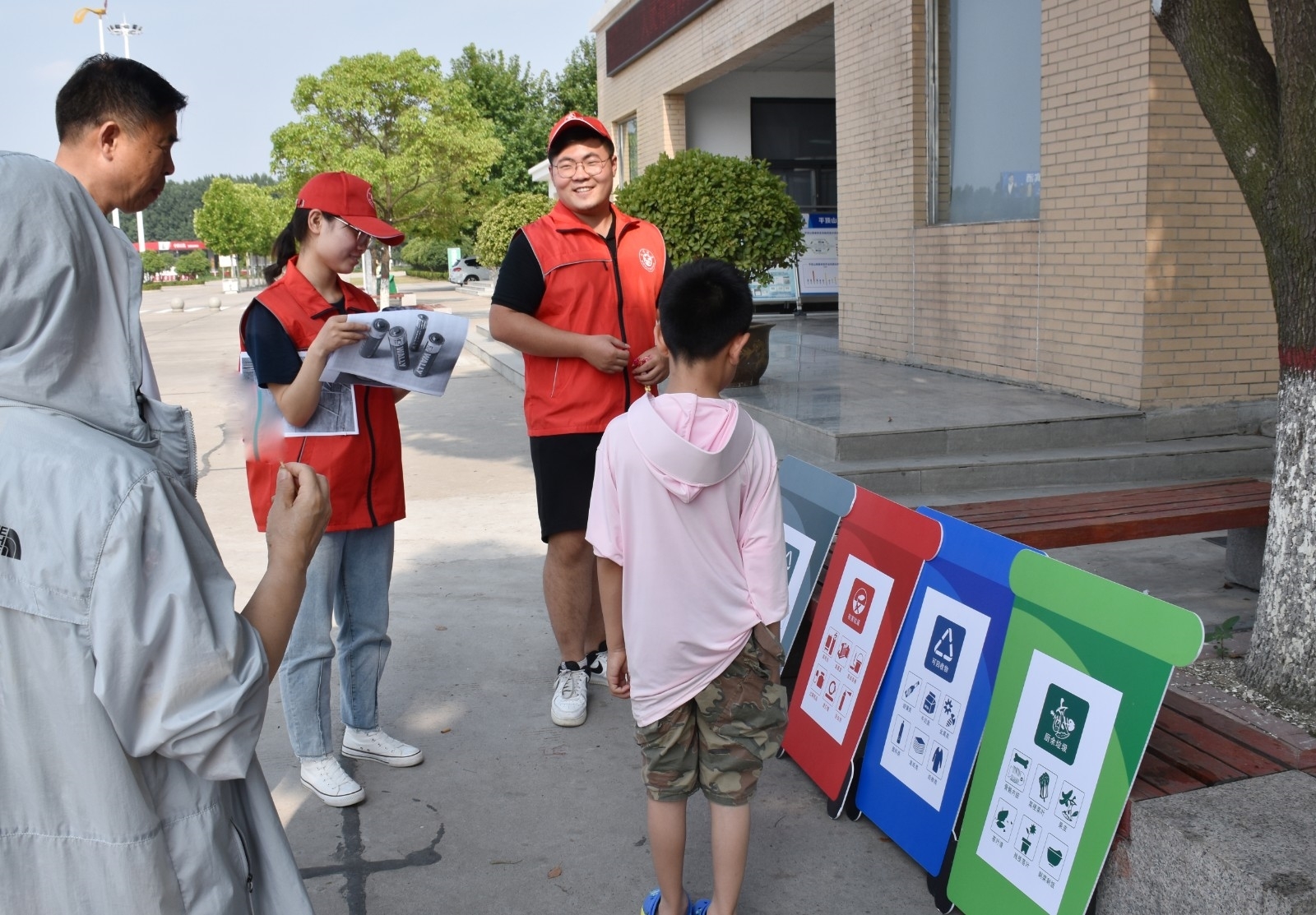 志愿者在当地为群众讲解垃圾分类知识.jpg 志愿者在当地为群众讲解垃圾分类知识.jpg