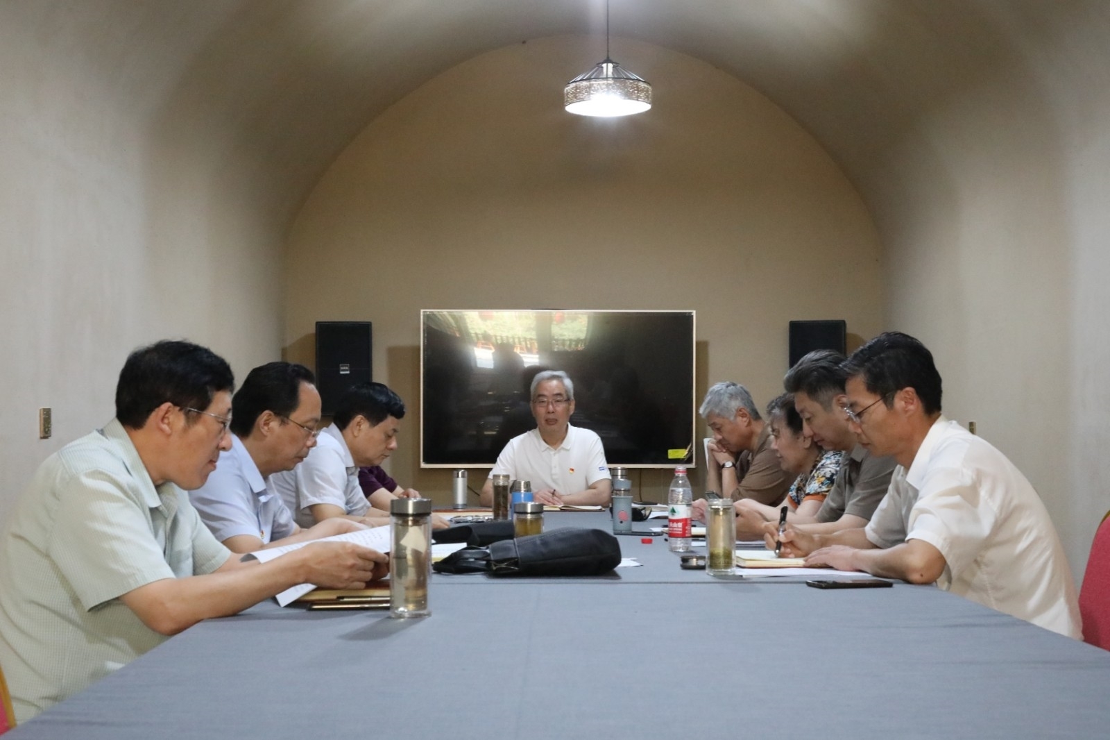 3读书班成员结合工作实际进行研讨和交流.jpg 3读书班成员结合工作实际进行研讨和交流.jpg