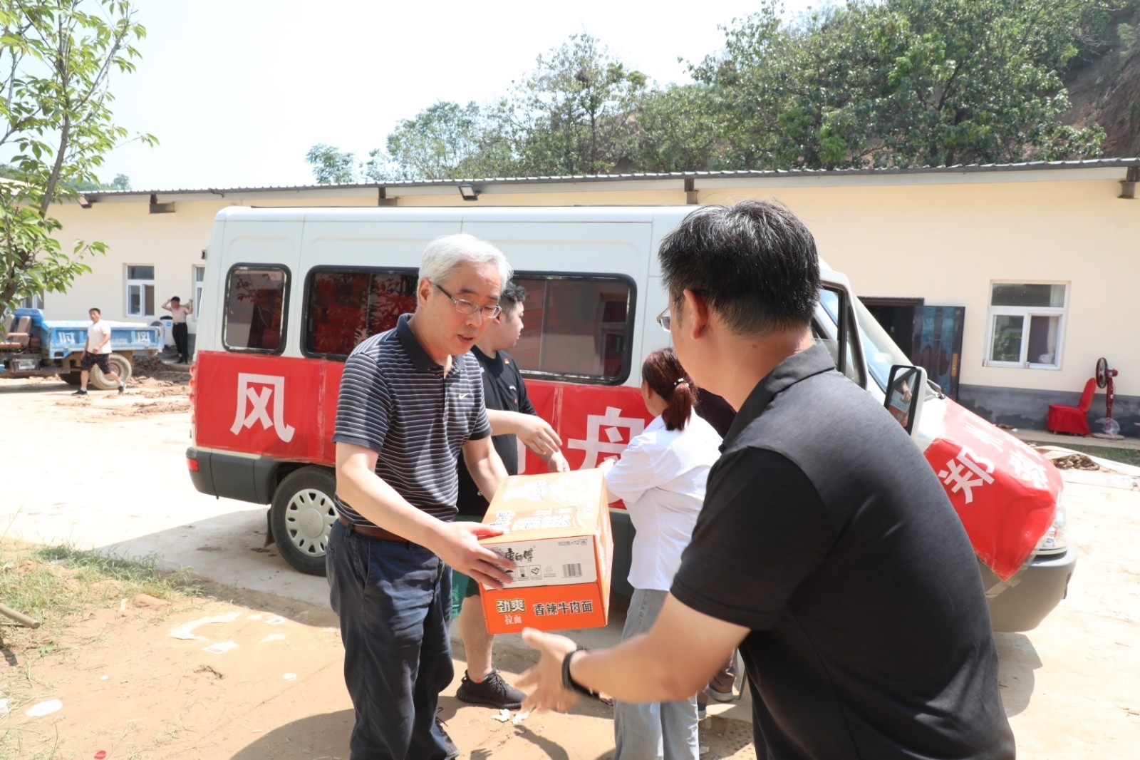 3.搬运救灾物资.JPG 3.搬运救灾物资.JPG